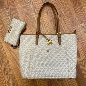 Michae Kors Pocketbook with Wallet lightly used!